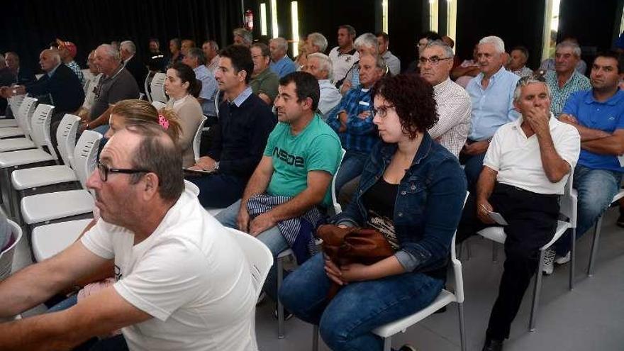 Asistentes a la asamblea de ayer en Salcedo. // Rafa Vázquez