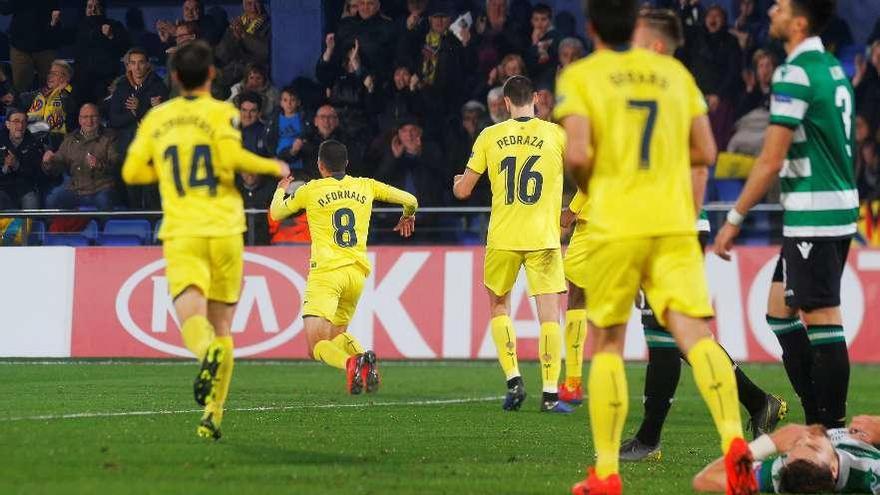 Pablo Fornals celebra el gol que le da el pase al Villarreal ante el abatimiento de los jugadores del Sporting.