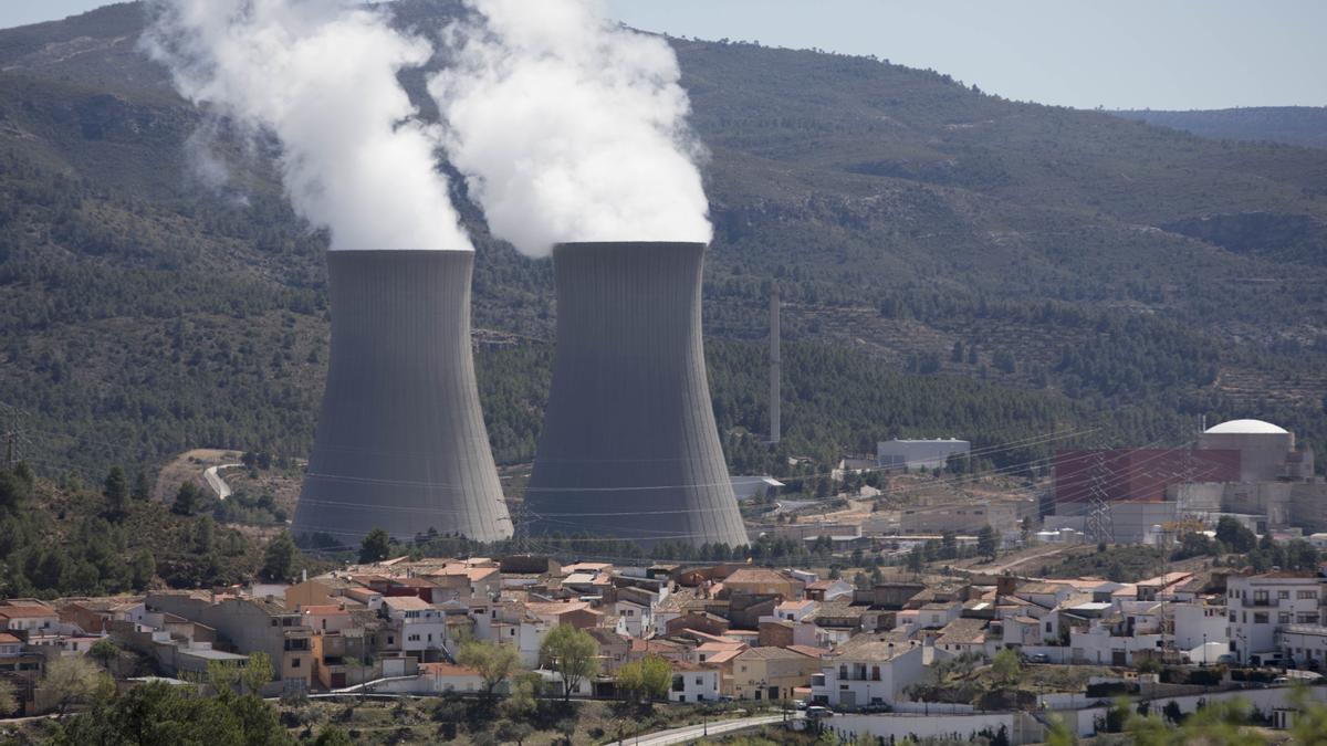 Central nuclear de Cofrentes con el reactor a la derecha y las torres de refrigeración en el centro.