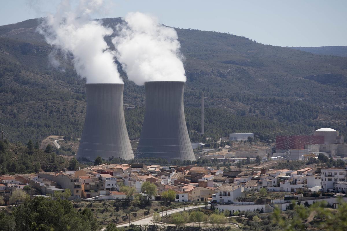 Central nuclear de Cofrentes con el reactor a la derecha y las torres de refrigeración en el centro.