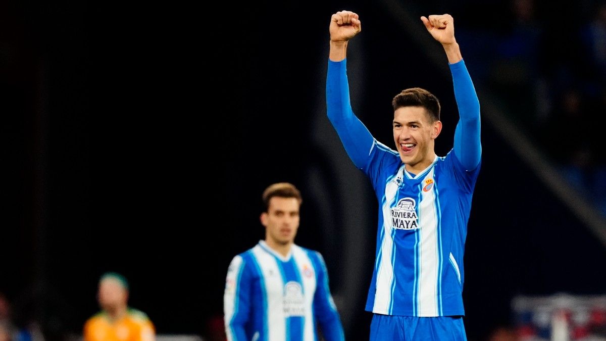 El defensa mexicano del Espanyol César Montes celebra la victoria de su equipo en el partido de LaLiga ante el Betis