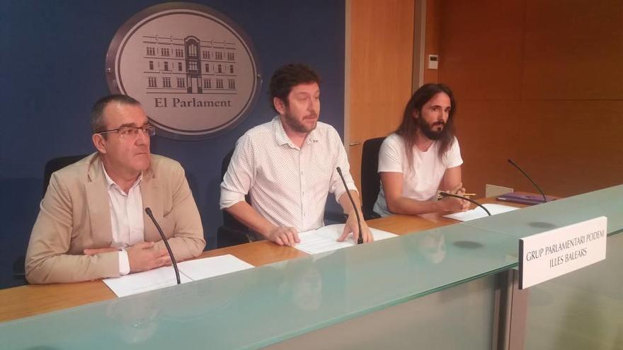Juan Pedro Yllanes, Alberto Jarabo y Balti Picornell, los tres de Podemos, ayer en el Parlament.