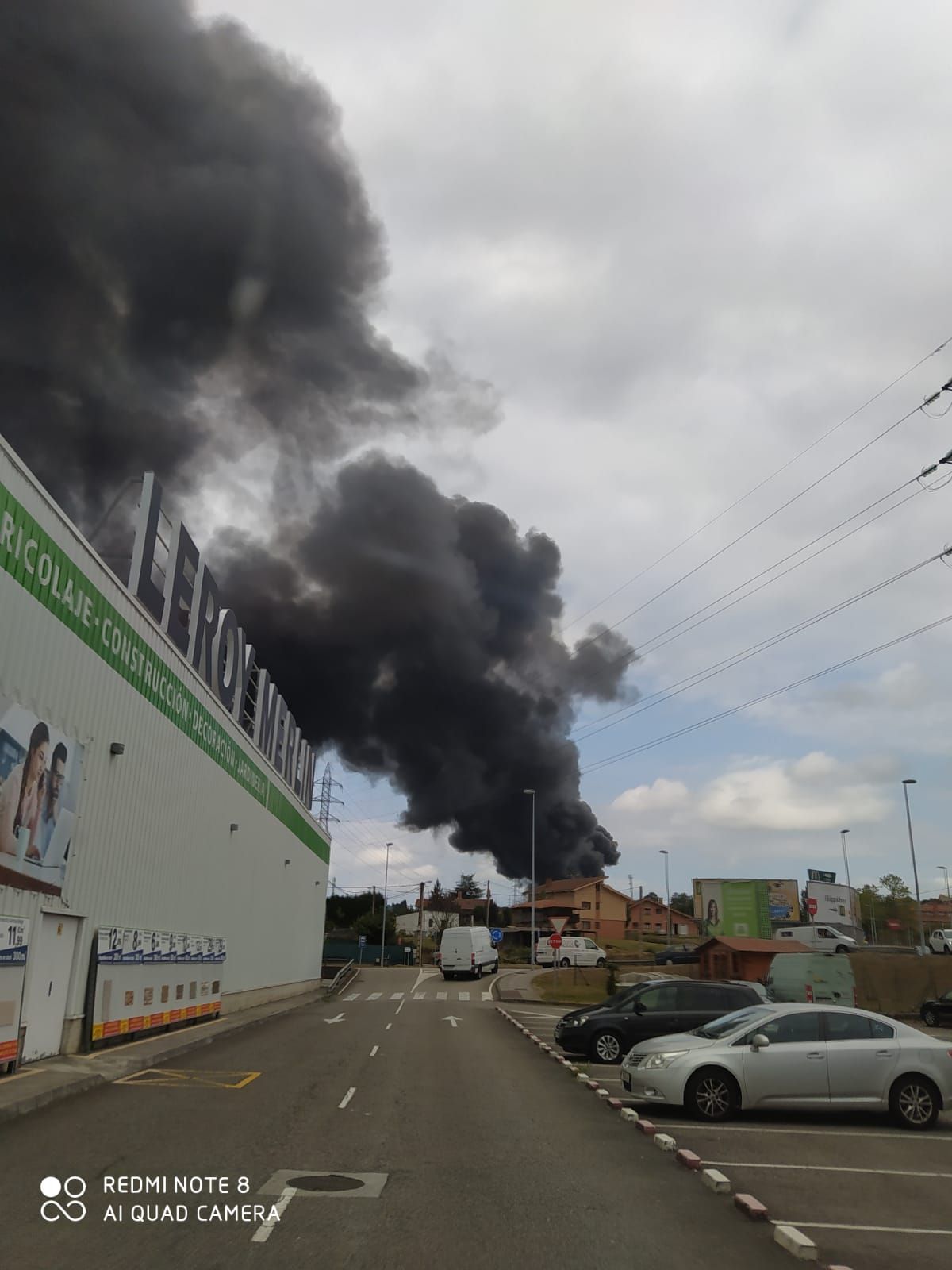 Alarma por un gran incendio en una nave de reciclaje en Llanera