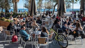 Barcelona retira 30 llicències de terrassa a Ciutat Vella per superar el nombre de taules permès
