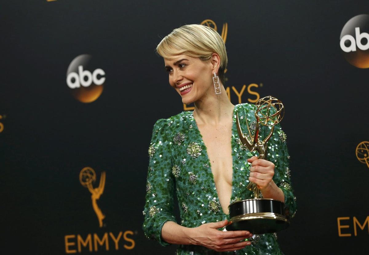 Sarah Paulson poses backstage with her award for Outstanding Lead Actress In A Limited Series Or Movie for The People v. O.J. Simpson: American Crime Story at the 68th Primetime Emmy Awards in Los Angeles, California U.S., September 18, 2016.  REUTERS/Mario Anzuoni