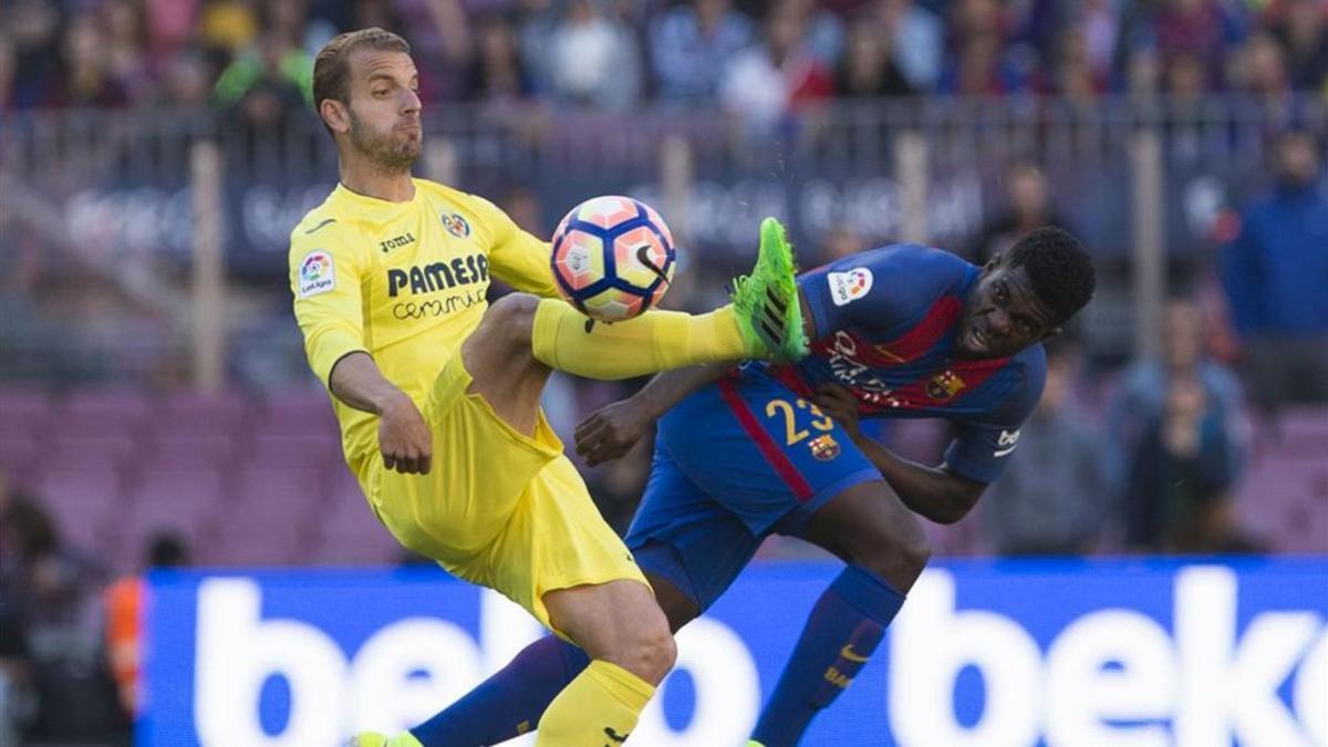 Soldado controla un balón ante Umtiti en su última visita al Camp Nou con el Villarreal