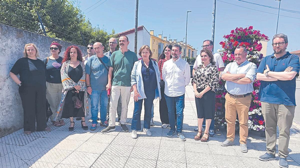 Mariví Monteserín, en el centro, con Juanjo Fernández a su derecha y Manuel Campa a su izquierda, con concejales y miembros del PSOE e IU, en una imagen de archivo.