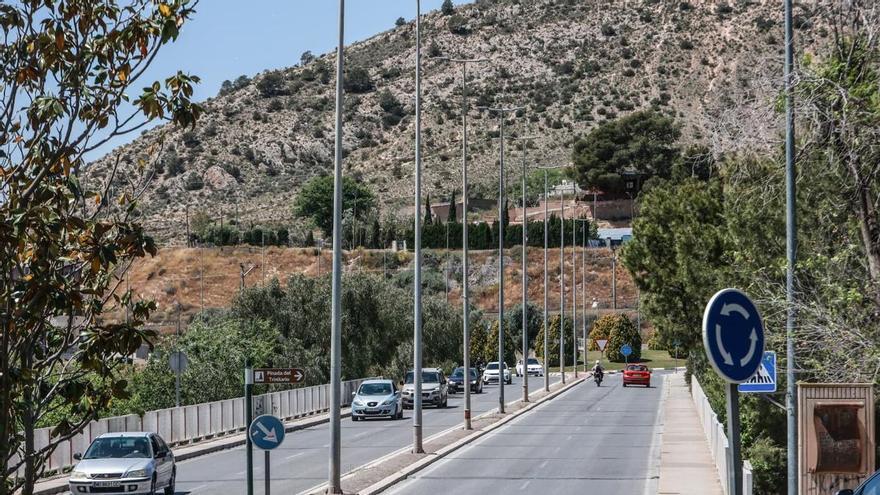 Elda reforma el puente de cien metros de longitud por el que pasan a diario cientos de vehículos