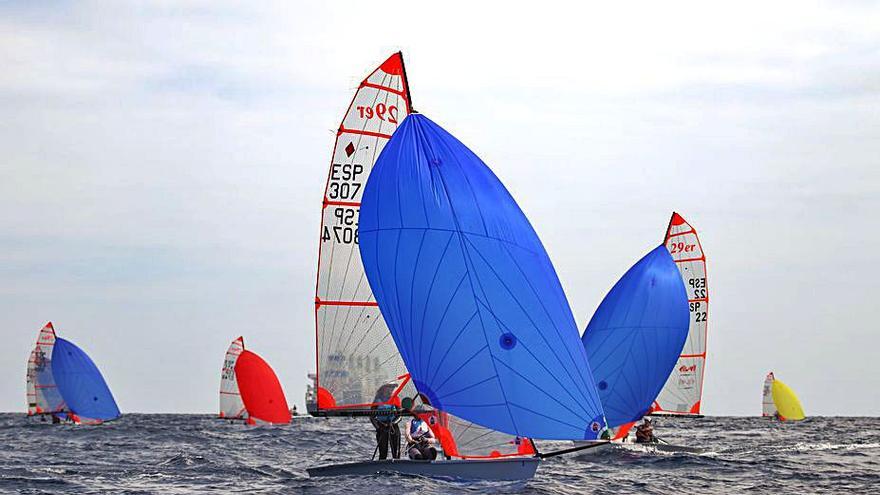 La flota de 29er, ayer en la bahía de la capital grancanaria. | | LP/DLP