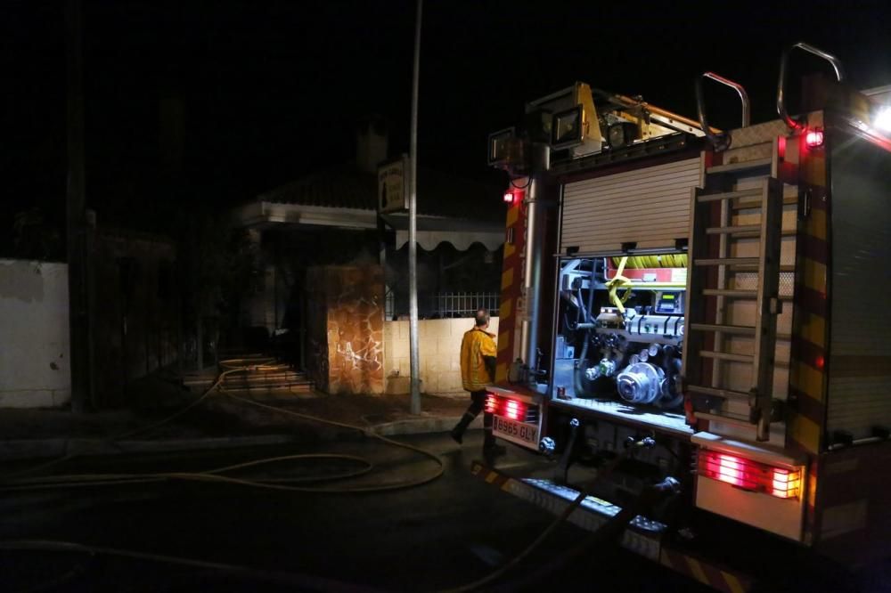 Los bomberos de Torrevieja y Almoradí han podido sofocar las llamas en el incendio de una pizzería en Torrevieja