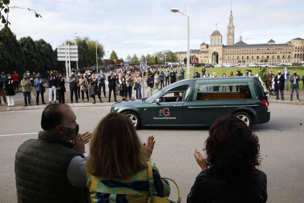 Más de mil personas despiden al hostelero gijonés Floro Gordillo con una cadena humana.