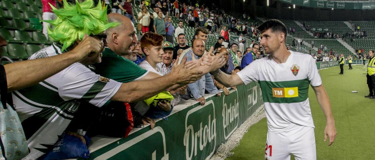 Javi Flores se despide de aficionados del Elche en el último partido en casa de la temporada.