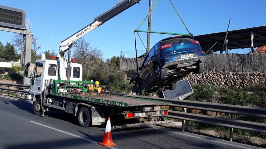 Un equipo de Grúas Ibiza retira el vehículo accidentado esta madrugada.