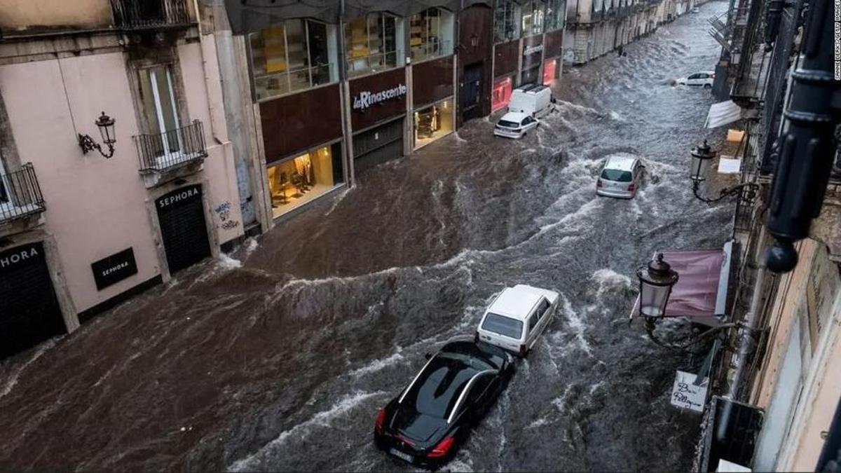 Calle de Italia inundada por un huracán en el Mediterráneo