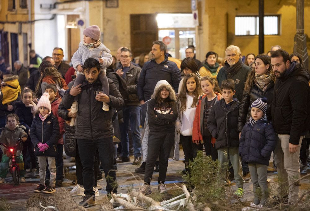 Sant Antoni arranca en Sagunt con la tradicional Plantà del Pi