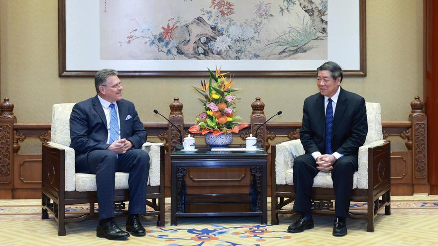 El comisario europeo de Comercio, Maros Sefcovic, y el viceprimer ministro chino, He Lifeng, durante su reunión de este viernes en Pekín.