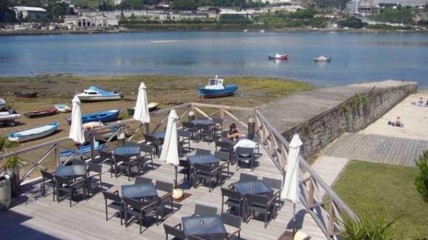 Terraza de la cafetería-restaurante de A Fábrica, en Perillo.