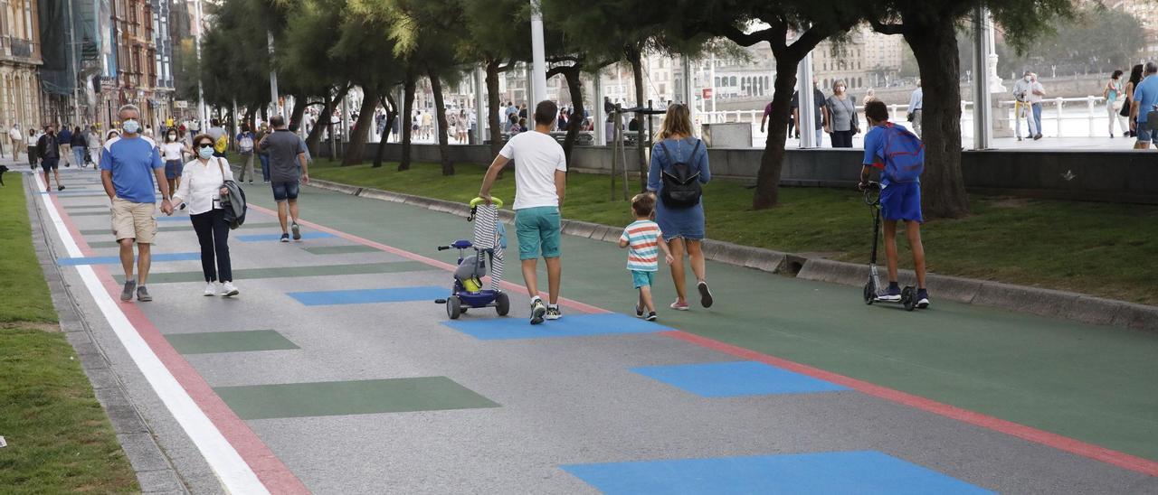 Paseantes por el &quot;cascayu&quot;