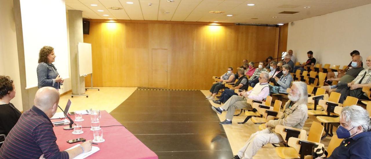 Alejandra Tejón, de pie, durante la asamblea de Podemos del pasado 5 de julio, primer encuentro para tratar sobre la candidatura a las próximas elecciones municipales. | Ángel González