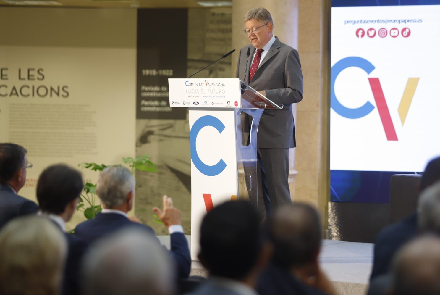 Ximo Puig inaugura la "Jornada Comunitat Valenciana hacia el futuro" en el Palacio de las Comunicaciones