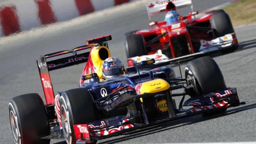 Vettel (Red Bull) y Alonso (Ferrari), durante los entrenamientos de ayer en Montmeló. | reuters