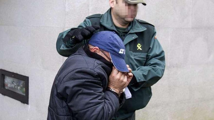 El acusado, P.R., de 46 años, es conducido por la Guardia Civil a la salida del juzgado. efe