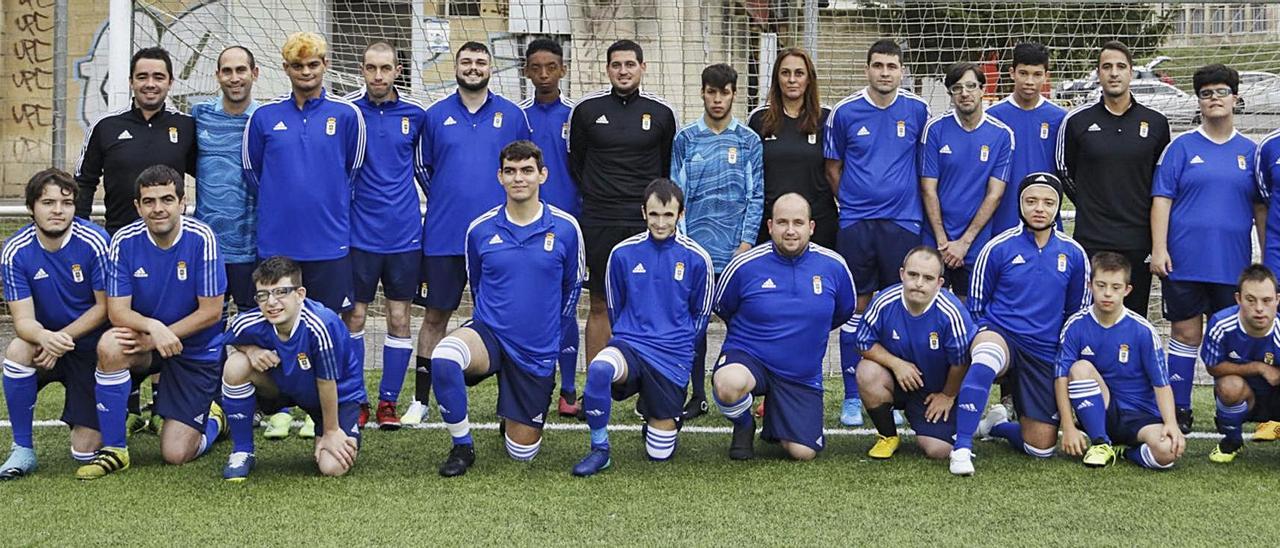 En la fila de arriba, de izquierda a derecha, Rodrigo Vázquez “Roi” (preparador físico), Celedonio Cadahia, Antonio Montoya, Berto Méndez, Raúl Alonso, José David Martínez “James”, Carlos García, “Cano” (entrenador), Adrián Portu, Beatriz Méndez (coordinadora), Pablo Requena, Alejandro Campos, Yvanilson de Moraes, Alberto Fernández (2º entrenador), Alba Fernández, Alfonso Villar, Jonathan Cereceda (Psicomotricidad) y Álex Llamazales. Abajo, en el mismo orden, Jonathan Vega, Ángel Hidalgo, Samuel Alonso, Fernando Francos, Juan López, Javi Buylla, Fer Álvarez, Héctor Lorences, Adrián Arias, Javi Armas y Pablo Cuesta. | Real Oviedo