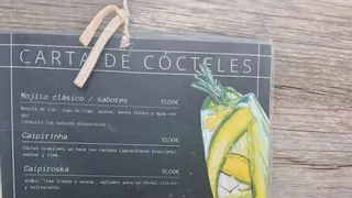 Lo nunca visto: vendedores ambulantes de playa en Formentera con su propia carta de cócteles