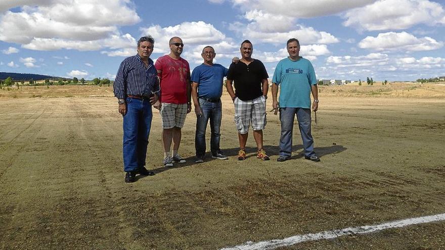 Varios vecinos de Cáceres el Viejo adecentan el campo de fútbol 11