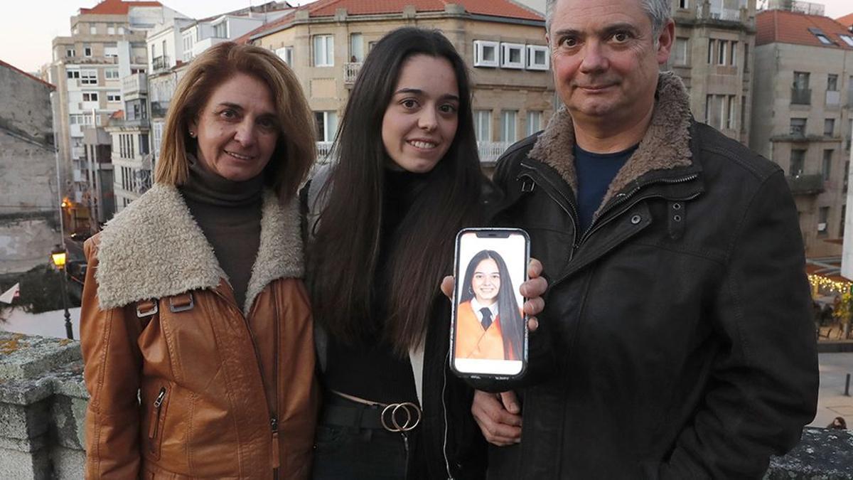 El matrimonio de Rosa Soto y Antonio Regades junto a su hija Marta muestran la fotografía de Sara.