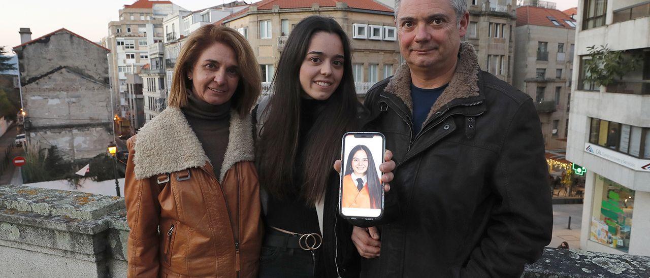 El matrimonio de Rosa Soto y Antonio Regades junto a su hija Marta muestran la fotografía de Sara.
