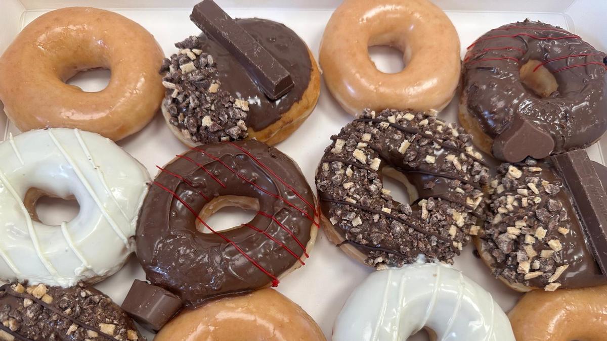 Las cuatro nuevas variedades de Chocomanía con las que Krispy Kreme lleva el universo KitKat, Milkybar y Caja Roja a sus glaseados.