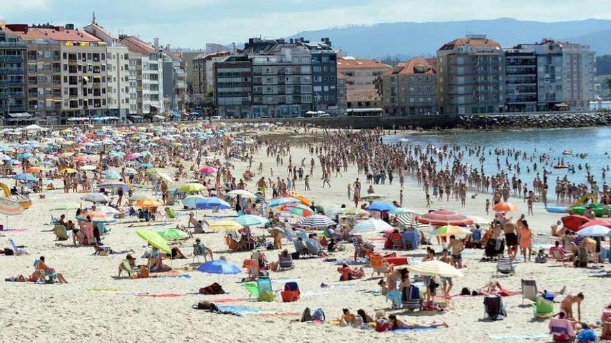 Una imagen de la playa de Silgar, en Sanxenxo, durante la mañana de ayer. // Rafa Vázquez