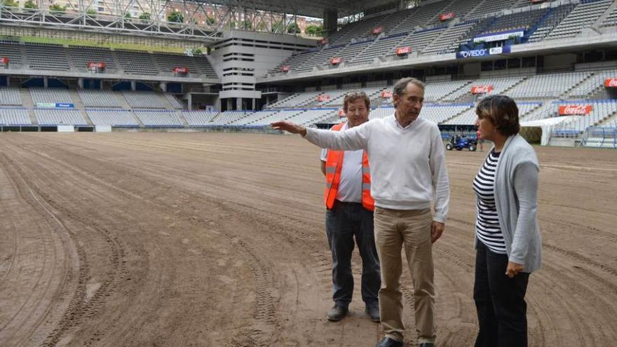 el cambio de césped, a toda velocidad. El cambio de césped del Tartiere avanza a toda velocidad. La empresa ya retiró la capa vieja y espera sustituirla en los próximos días. En la foto, Ana Rivas, ayer, con dos técnicos.