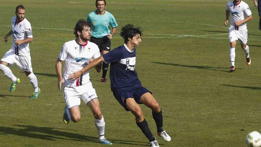 Jairo Cárcaba pelea un balón con Peña (Langreo) en Miramar.