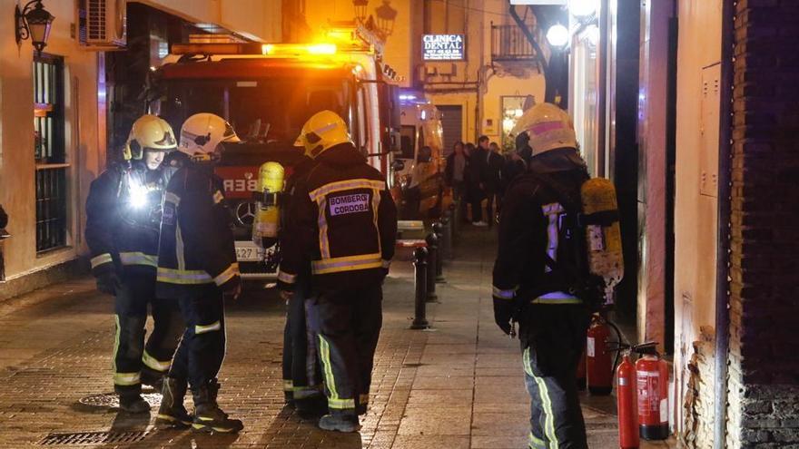Cuatro personas trasladadas al hospital tras el fuego de un bar frente a la iglesia de San Hipólito