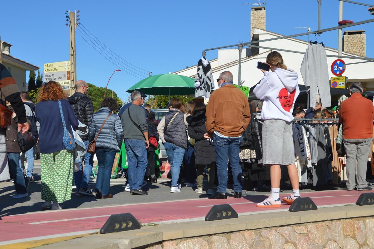 Visitants i residents conflueixen en el mercat cada diumenge