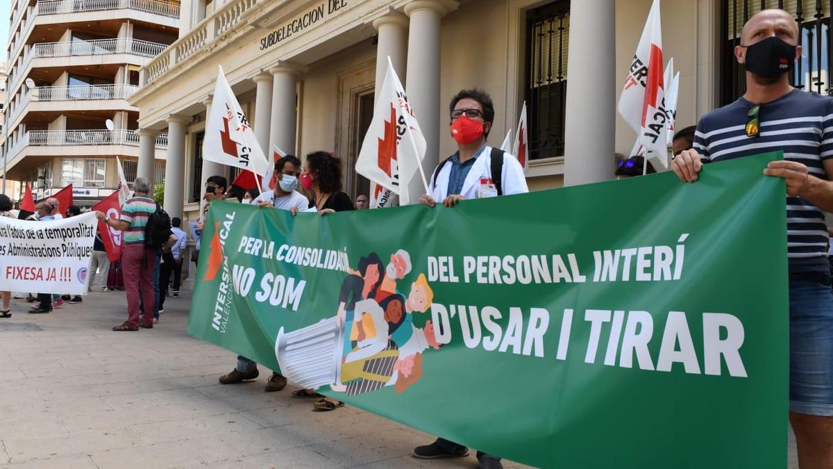 Un momento de la concentración de interinos y personal temporal de las administraciones públicas esta mañana en Castelló