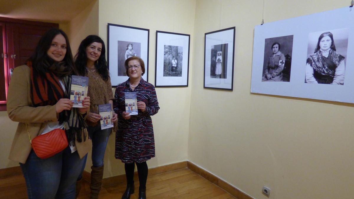 Por la izquierda, Tania Rodríguez, Noelia Rodríguez y Mercedes Pérez, en la exposición fotográfica.