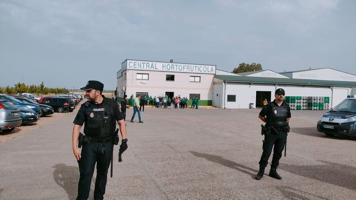 Policías custodian Frutaex, en Mérida, durante la huelga del campo.