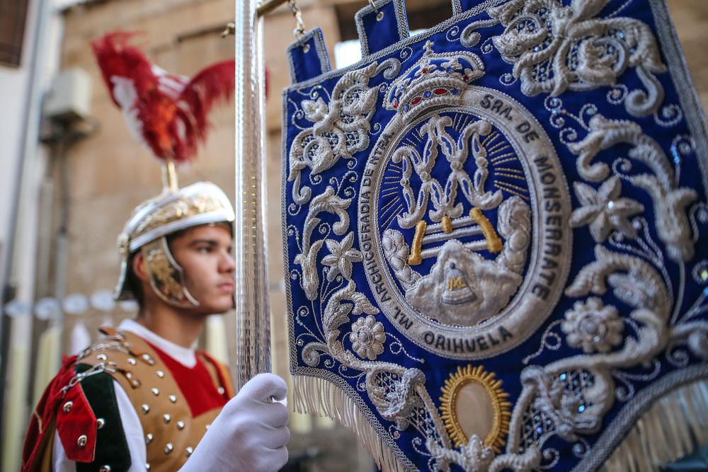 Los Armaos guían en Orihuela a la Virgen de Monserrate