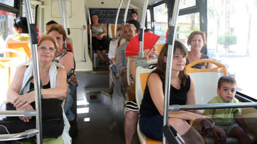 Pasajeros en un autobús.