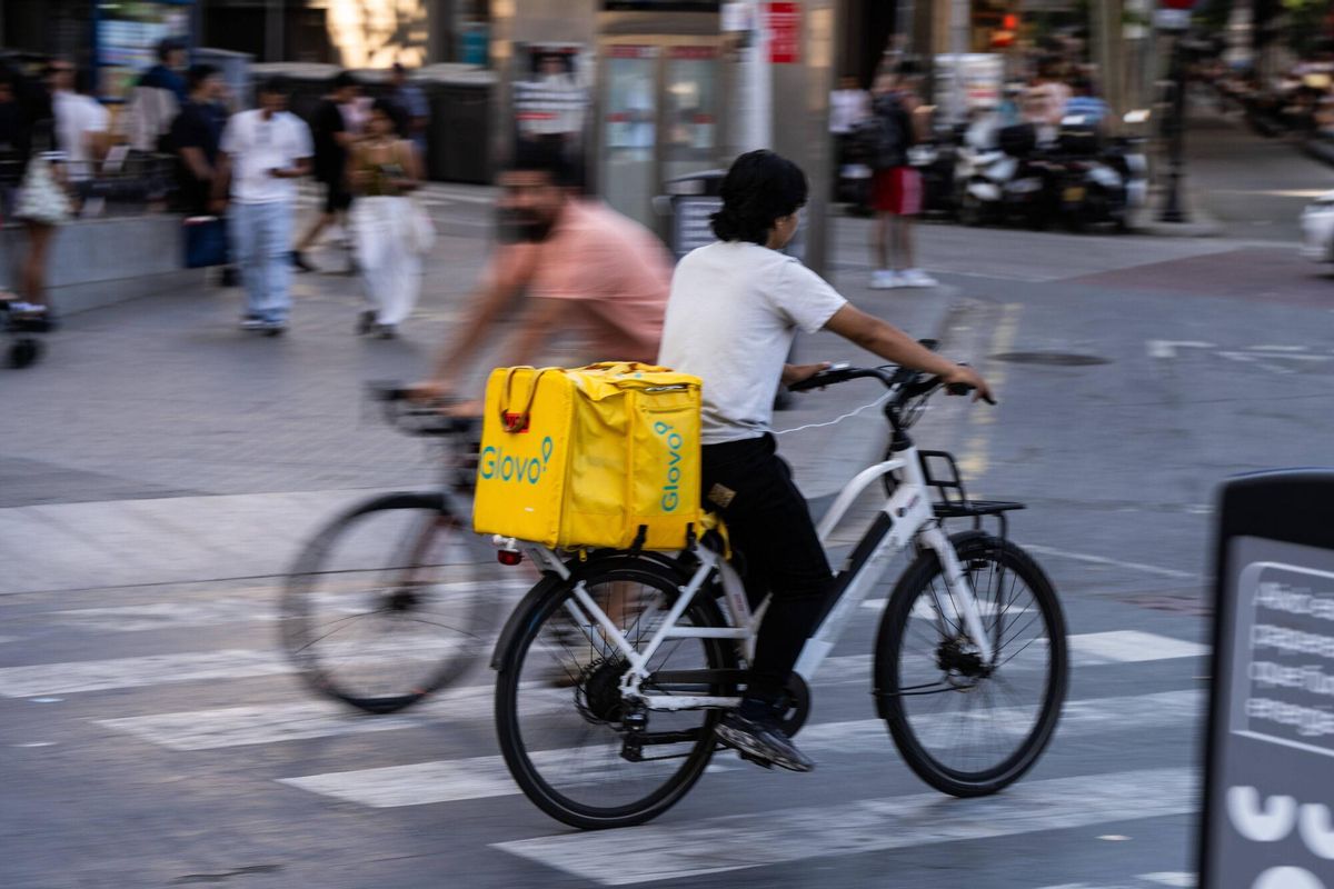 Riders de la empresa Glovo cerca de la Sagrada Familia, este junio.