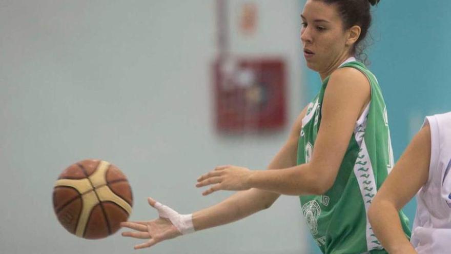 Marina Vilella intenta hacerse con el balón.