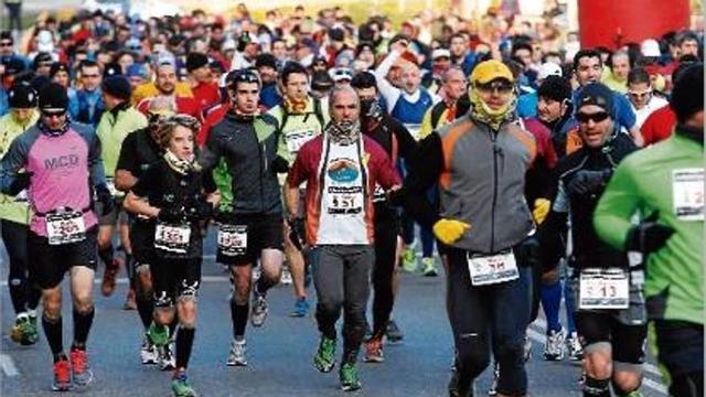 Els atletes en l'inici de la prova, després de donar-se el tret de sortida de la I Marató Vies Verdes de Girona.
