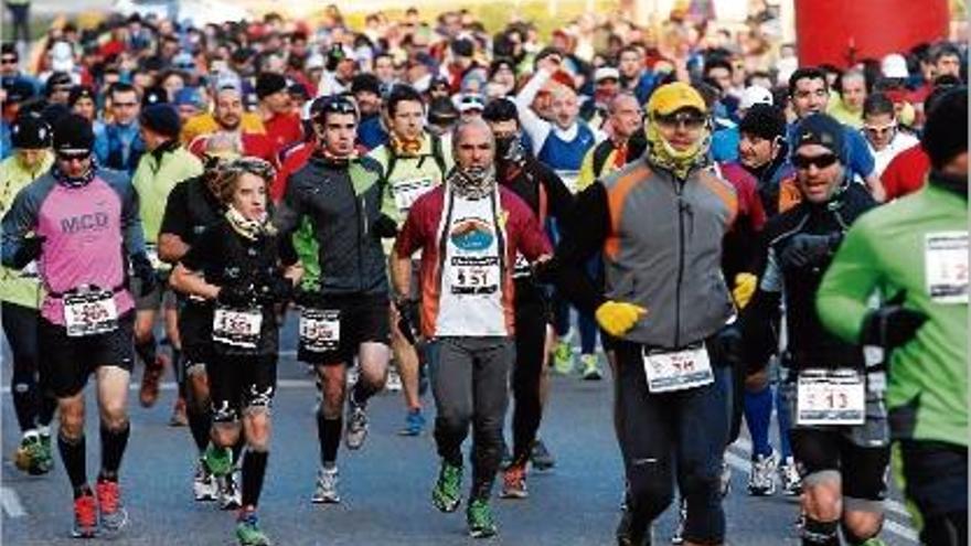 Els atletes en l&#039;inici de la prova, després de donar-se el tret de sortida de la I Marató Vies Verdes de Girona.