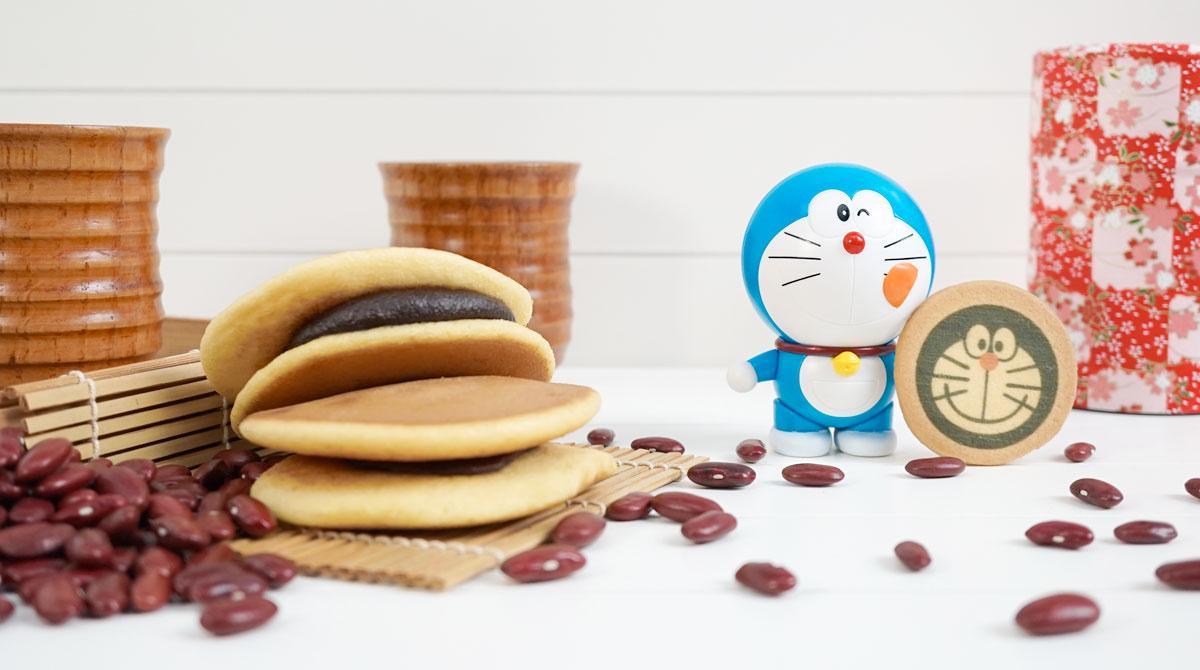 Montaje con una figura de Doraemon y sus amados dorayaki.