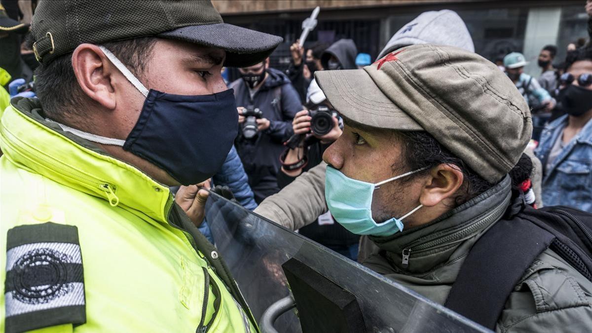 21 August 2020  Colombia  Bogota  A protester confronts a a police officer during a protest against the massacres that increased in southwest Colombia  Photo  Daniel Garzon Herazo ZUMA Wire dpa  Daniel Garzon Herazo ZUMA Wire d   DPA  21 08 2020 ONLY FOR USE IN SPAIN