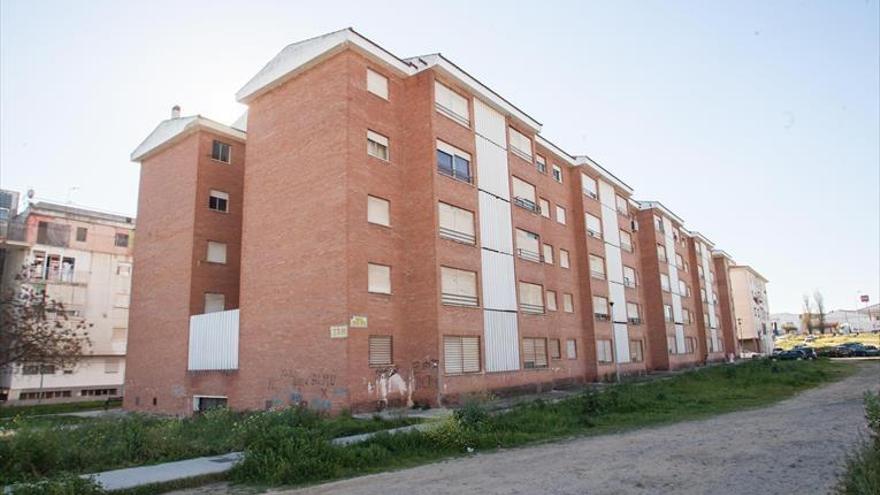 Las familias que ocupan los pisos de la Guardia Civil en Badajoz llevan años esperando una vivienda