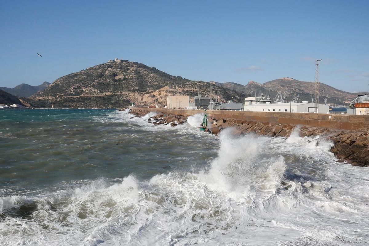 Fuerte oleaje, ayer en el Puerto de Cartagena